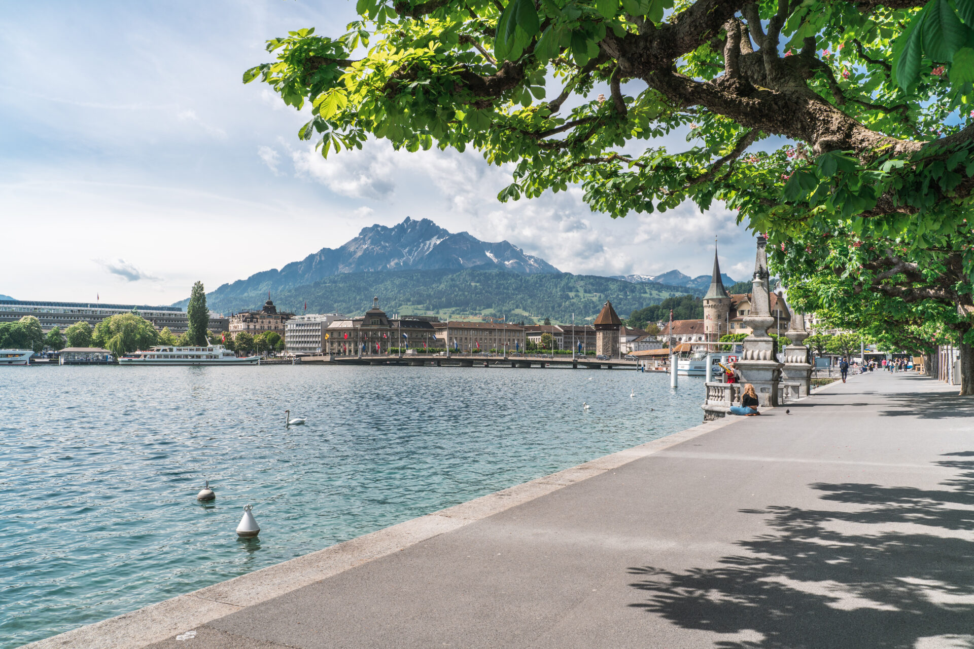 Carl Spitteler Quai, Flanieren in der Stadt Luzern, mit Blick auf Pilatus