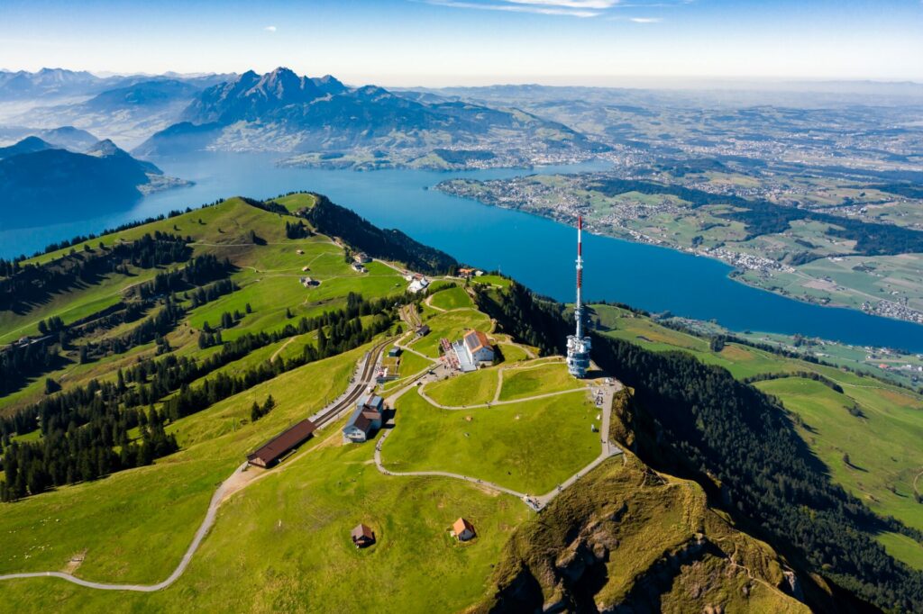 Luftaufnahme der Rigi mit Sicht auf Vierwaldstättersee, Pilatus und Luzerner Mittelland